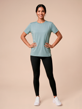 Indlæs billede i galleriet, Model Front: Uv Line Haut De Plage T-Shirt Uvpro Fem Green Water Upf50+
