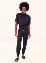 Indlæs billede i galleriet, Model Front: Uv Line Pantalon De Plage Pants Fem Basic Black Upf50+