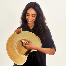 Indlæs billede i galleriet, Image 05: Uv Line Chapeau Souple/Capeline Hat Santorini Imp Fem Wheat Upf50+