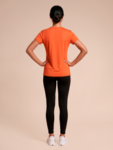 Indlæs billede i galleriet, Model Back: Uv Line Haut De Plage T-Shirt Uvpro Fem Pitanga Upf50+