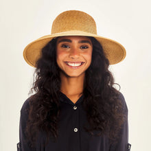 Indlæs billede i galleriet, Model Front: Uv Line Chapeau Souple/Capeline Hat Santorini Imp Fem Wheat Upf50+