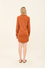 Indlæs billede i galleriet, Model Back: Uv Line Chemise Shirtdress Copenhagen Caramelo Upf50+