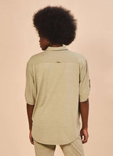 Indlæs billede i galleriet, Model Back: Uv Line Chemise Shirt Copa Sand Upf50+