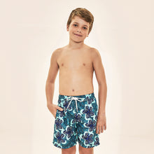Indlæs billede i galleriet, Model Front: Uv Line Maillot De Bain Garçon Shorts Aqua Hibiscus Kids Upf50+