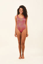 Indlæs billede i galleriet, Model Front: Uv Line Une Pièce Swimsuit Shine Malva
