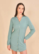 Indlæs billede i galleriet, Model Front: Uv Line Chemise Shirtdress Copenhagen Water Green Upf50+