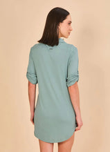 Indlæs billede i galleriet, Model Back: Uv Line Chemise Shirtdress Copenhagen Water Green Upf50+