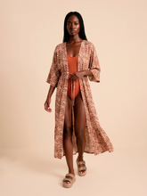Indlæs billede i galleriet, Model Front: Uv Line Chemise Long Shirtdress Tie Dye Pitanga Upf50+