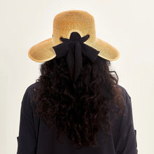 Indlæs billede i galleriet, Model Back: Uv Line Chapeau Souple/Capeline Hat Santorini Imp Fem Wheat Upf50+
