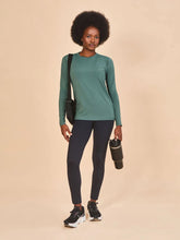 Indlæs billede i galleriet, Model Front: Uv Line T-Shirt Longsleeve Fem New Fit Textura Verde Jade Upf50+
