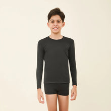 Indlæs billede i galleriet, Model Front: Uv Line T-Shirt Longsleeve Uvpro Kids Black Upf50+
