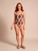 Indlæs billede i galleriet, Model Front: Uv Line Une Pièce Swimsuit Ibiza Diamond Upf50+