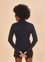 Indlæs billede i galleriet, Model Back: Uv Line T-Shirt Jacket Fem New Fit Black Upf50+