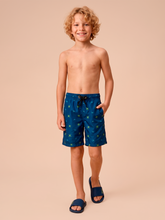 Indlæs billede i galleriet, Model Front: Uv Line Maillot De Bain Garçon Shorts Acqua Kids Pirates Fun Upf50+