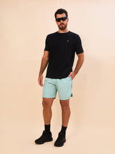 Indlæs billede i galleriet, Model Front: Uv Line Bermuda / Short Pour Homme Shorts Acqua Boxer Indigo Upf50+