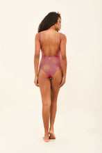 Indlæs billede i galleriet, Model Back: Uv Line Une Pièce Swimsuit Shine Malva