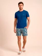 Indlæs billede i galleriet, Model Front: Uv Line Bermuda / Short Pour Homme Shorts Acqua Boxer Tie Dye Blue Upf50+