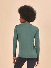 Indlæs billede i galleriet, Model Back: Uv Line T-Shirt Longsleeve Fem New Fit Textura Verde Jade Upf50+