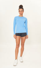 Indlæs billede i galleriet, Model Front: Uv Line T-Shirt Camiseta Uv X Pro Ml Azul Claro Upf50+