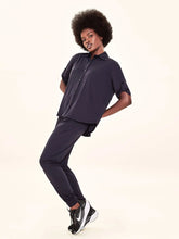 Indlæs billede i galleriet, Model Front: Uv Line Chemise Shirt Copa Black Upf50+