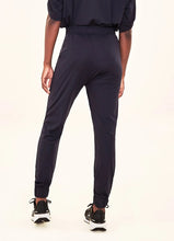 Indlæs billede i galleriet, Model Back: Uv Line Pantalon De Plage Pants Fem Basic Black Upf50+