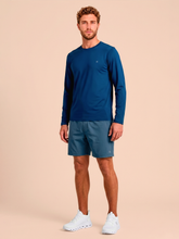 Indlæs billede i galleriet, Model Front: Uv Line T-Shirt Longsleeve Uvpro Masc Cobalt Upf50+