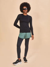 Indlæs billede i galleriet, Model Front: Uv Line T-Shirt Longsleeve Fem Skin Infratherm Preto Upf50+