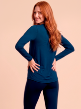 Indlæs billede i galleriet, Model Back: Uv Line T-Shirt Longsleeve Uvpro Fem Cobalt Upf50+