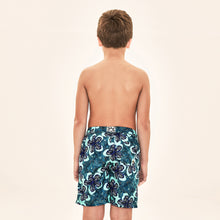 Indlæs billede i galleriet, Model Back: Uv Line Maillot De Bain Garçon Shorts Aqua Hibiscus Kids Upf50+