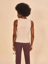 Indlæs billede i galleriet, Model Back: Uv Line Fitness Haut Regata Fem Ribbed Sand Upf50+
