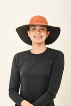 Indlæs billede i galleriet, Model Front: Uv Line Chapeau Souple/Capeline San Diego Preto Caramelo Upf50+