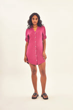 Indlæs billede i galleriet, Model Front: Uv Line Chemise Shirtdress Copenhagen Fem Fucsia Upf50+