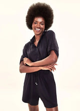 Indlæs billede i galleriet, Model Front: Uv Line Fitness Bas Shorts Fem Basic Black Upf50+