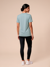 Indlæs billede i galleriet, Model Back: Uv Line Haut De Plage T-Shirt Uvpro Fem Green Water Upf50+
