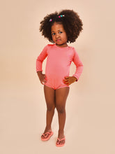 Indlæs billede i galleriet, Model Front: Uv Line Maillot De Bain Bébé Baby Longsleeve Swimsuit Coral Upf50+
