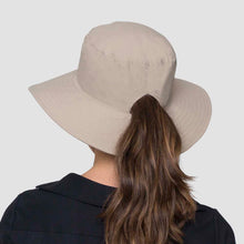 Indlæs billede i galleriet, Model Back: Uv Line Bob Hat California Nac Fem Sand Upf50+

