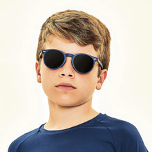 Indlæs billede i galleriet, Model Front: Uv Line Lunettes De Soleil Kids Sunglasses Marinho Uv400
