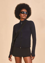 Indlæs billede i galleriet, Model Front: Uv Line T-Shirt Jacket Fem New Fit Black Upf50+
