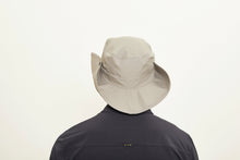Indlæs billede i galleriet, Model Back: Uv Line Chapeau Souple/Capeline Hat Safari L Masc Sand Upf50+
