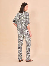 Indlæs billede i galleriet, Model Back: Uv Line Chemise Shirt Copa Fauna Upf50+
