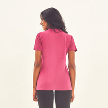 Indlæs billede i galleriet, Model Back: Uv Line Fitness Haut T-Shirt Sport Fit Fuchsia Upf50+
