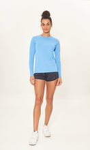 Indlæs billede i galleriet, Model Front: Uv Line T-Shirt Camiseta Uv X Pro Ml Azul Claro Upf50+
