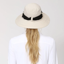 Indlæs billede i galleriet, Model Back: Uv Line Chapeau Souple/Capeline Hat Paris Ville L Fem Sand Upf50+
