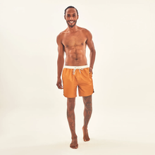 Indlæs billede i galleriet, Model Front: Uv Line Bermuda / Short Pour Homme Shorts Boxer Ocre Upf50+
