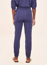 Indlæs billede i galleriet, Model Back: Uv Line Pantalon De Plage Pants Fem Basic Navy Blue Upf50+
