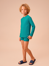 Indlæs billede i galleriet, Model Front: Uv Line T-Shirt Longsleeve Uvpro Kids Green Sea Upf50+
