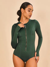 Indlæs billede i galleriet, Model Front: Uv Line Une Pièce Swimsuit Macae Green Cactus Upf50+
