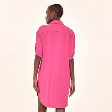 Indlæs billede i galleriet, Model Back: Uv Line Chemise Shirtdress Copenhagen Cherry Hot Pink Upf50+
