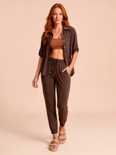 Indlæs billede i galleriet, Model Front: Uv Line Chemise Shirt Copa Brown Upf50+
