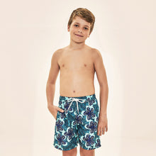 Indlæs billede i galleriet, Model Front: Uv Line Maillot De Bain Garçon Shorts Aqua Hibiscus Kids Upf50+
